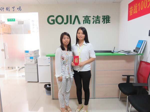 小廖接受财务部同事颁奖